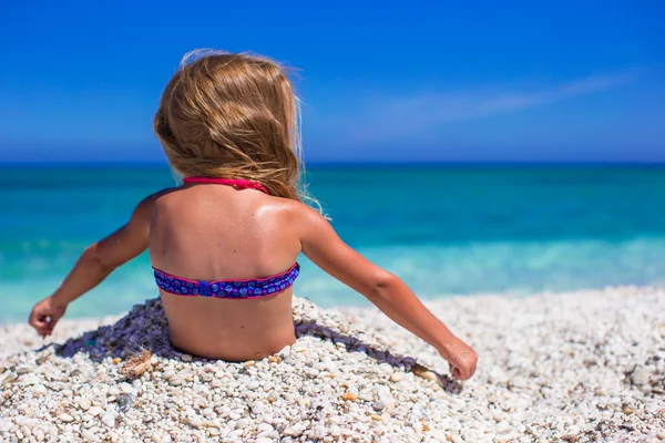 Kleines süßes Mädchen hat Spaß mit Strandspielzeug am tropischen Strand — Stockfoto