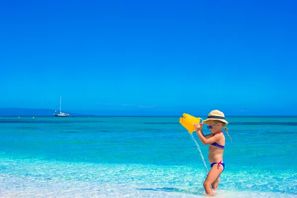 Schattig klein meisje spelen met speelgoed op strand vakantie — Stockfoto