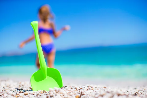 Spiaggia giocattoli per bambini su sabbia bianca — Foto Stock