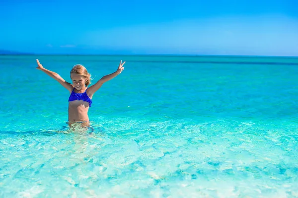 Šťastná holčička užívat dovolenou na pláži — Stock fotografie