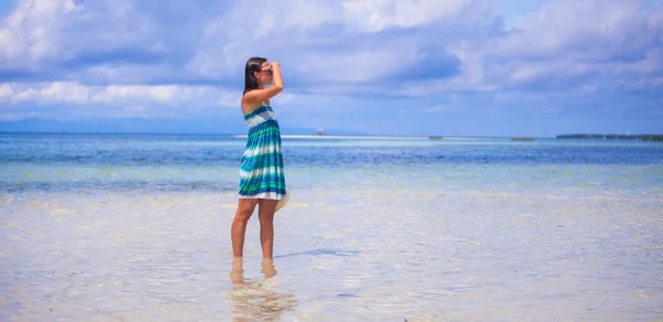 Молодая красивая женщина во время отдыха на пляже — стоковое фото