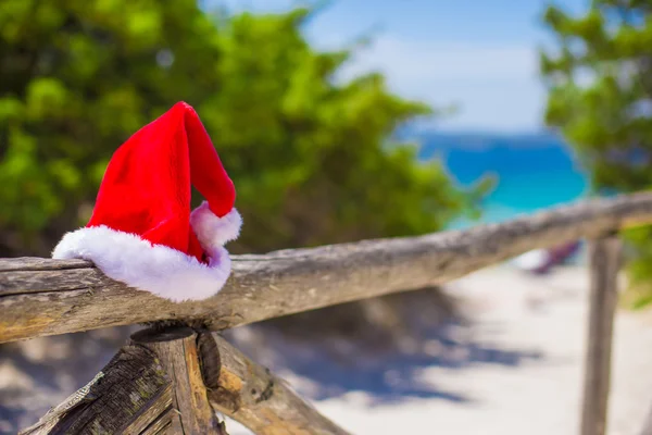 Chapéu de Natal vermelho em cerca fundo mar azul-turquesa — Fotografia de Stock