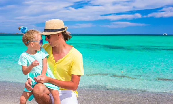 Glücklicher Vater und kleines Mädchen genießen tropischen Strandurlaub — Stockfoto