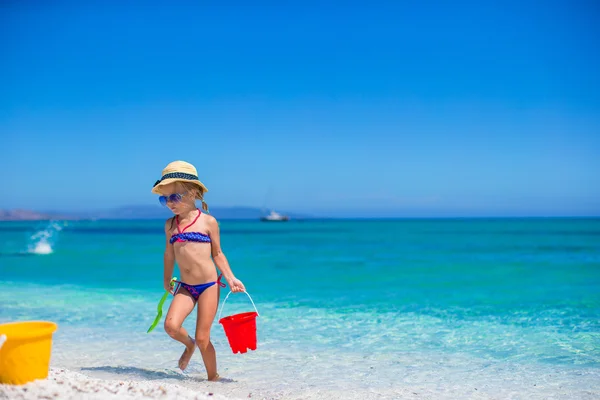 Adorable niña divertirse con juguete de playa en la playa tropical —  Fotos de Stock