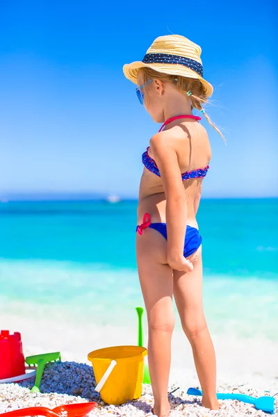 Meisje hebben plezier met strand speelgoed op tropisch strand — Stockfoto