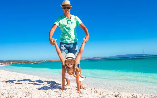 Glad att pappa och lilla flicka har kul på tropiska semester — Stockfoto