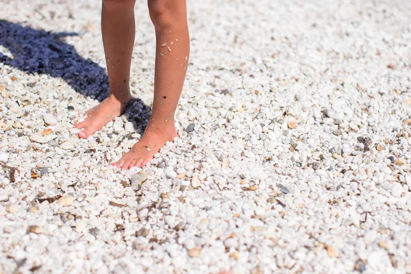 Nahaufnahme von kleinen Mädchenfüßen am tropischen Sandstrand — Stockfoto