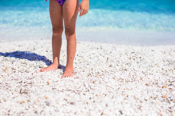 Küçük kız ayakları tropikal kum plajındaki closeup — Stok fotoğraf
