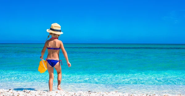 Söt liten flicka som leker med leksaker på strandsemester — Stockfoto