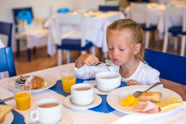 Schattig meisje ontbijten op resort restaurant — Stockfoto