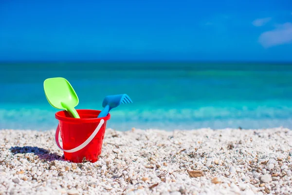 Kinderspielzeug am Strand auf weißem Sand — Stockfoto