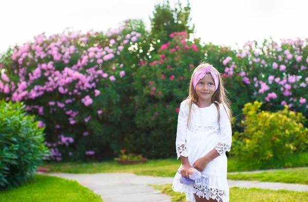 Schattig klein meisje in exotisch resort bij zonsondergang — Stockfoto