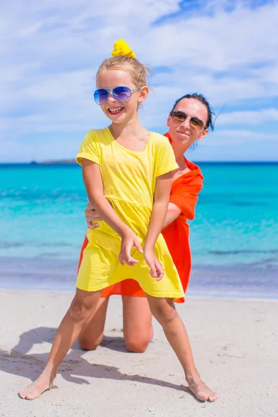 Little girl and happy mom during tropical beach vacation — Stock Photo, Image
