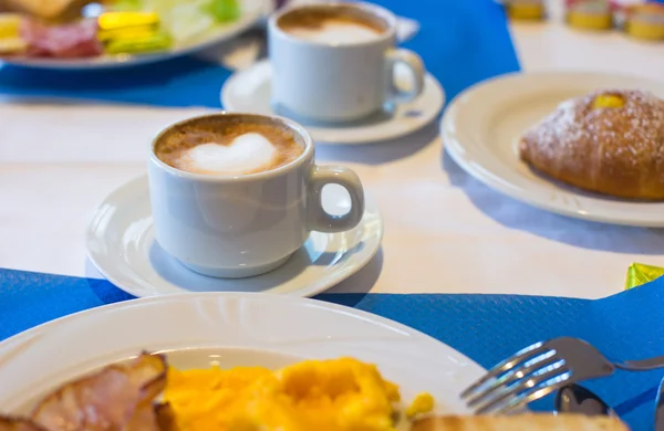 Zdravé a chutné cappuccino na snídani v kavárně venkovní — Stock fotografie