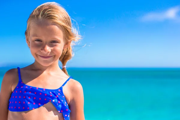 Petite fille heureuse profitant des vacances à la plage — Photo