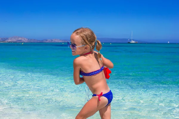 Adorabile bambina che gioca con il giocattolo in vacanza al mare — Foto Stock