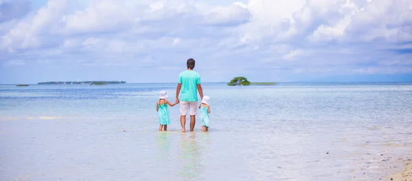 Ładny mały ojciec dziewcząt i młodych, podczas wakacji na plaży — Zdjęcie stockowe