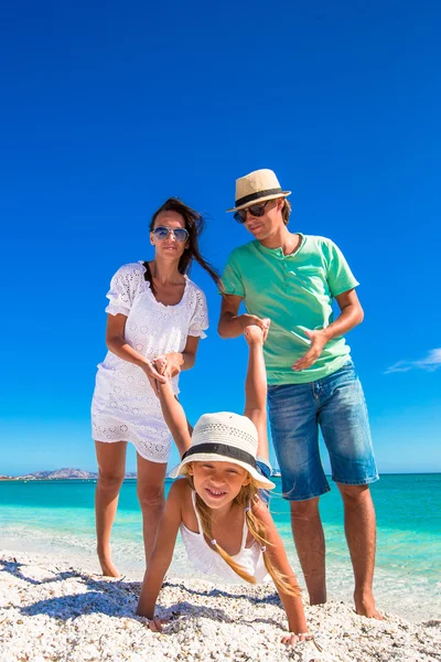 Unga lyckliga familjen ha roligt under tropiska semester — Stockfoto