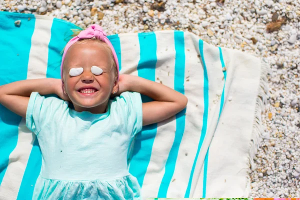 Adorable petite fille s'amuser sur la serviette à la plage blanche — Photo
