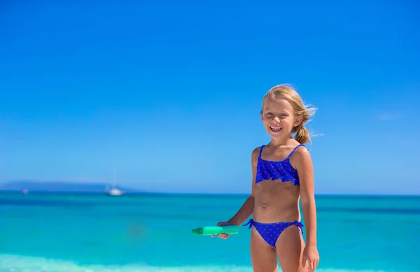 愛らしい少女は、熱帯のビーチで楽しい時を過す — ストック写真