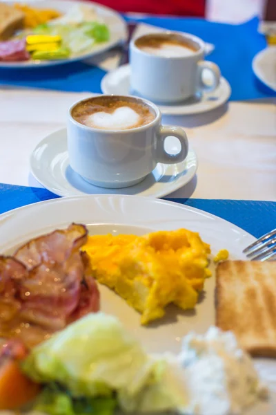 Zdrowy i smaczny cappuccino na śniadanie serwowane w kawiarni na świeżym powietrzu — Zdjęcie stockowe