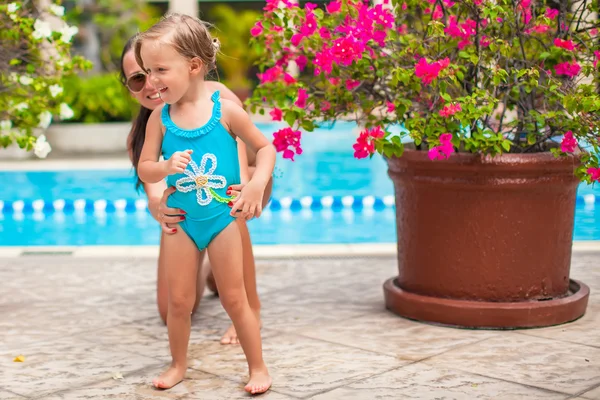 年轻的妈妈快乐的小女孩在游泳池附近有乐趣 — 图库照片