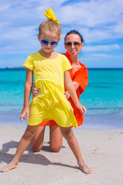 Lilla flickan och ung mamma att ha kul på tropical beach — Stockfoto