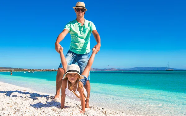 Buon papà e bambina si divertono in vacanza tropicale — Foto Stock