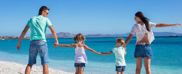 Glad familj på fyra under sommarlovet beach — Stockfoto