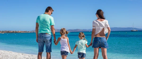 Giovane bella famiglia con due bambini in vacanza tropicale — Foto Stock