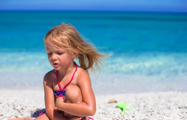 Piccola ragazza carina divertirsi con i giocattoli sulla spiaggia tropicale — Foto Stock