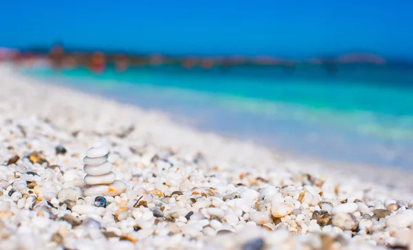 Pilha de pequenas pedras brancas na praia de seixos tropicais — Fotografia de Stock