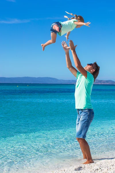Baba ve küçük kız yaz tatilinin keyfini çıkarın — Stok fotoğraf