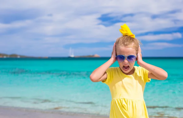 Schattig meisje op witte strand tijdens de zomervakantie — Stockfoto