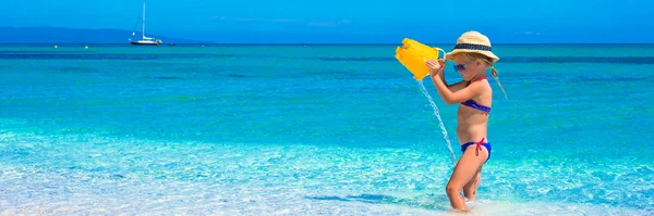 Liebenswertes kleines Mädchen spielt im Strandurlaub mit Spielzeug — Stockfoto