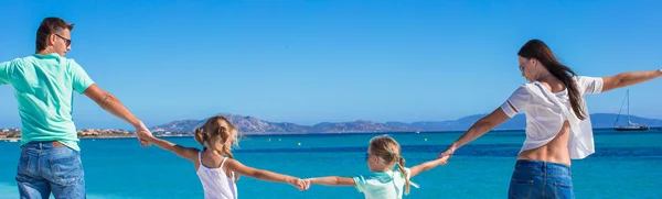 年轻美丽的家庭和两个孩子在热带度假 — 图库照片