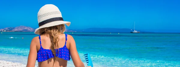 Menina adorável na praia tropical durante as férias de verão — Fotografia de Stock