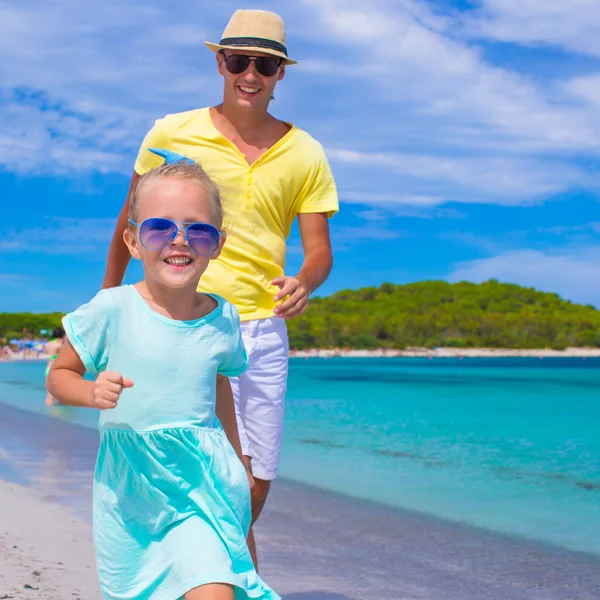 Heureux père et petite fille profitant de vacances à la plage tropicale — Photo