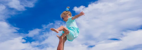 Giovane padre e piccola figlia si divertono durante le vacanze al mare tropicale — Foto Stock