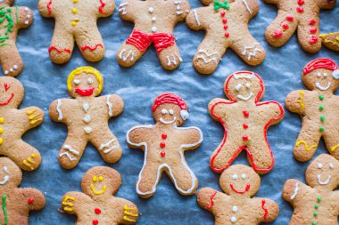 Firit fırın tepsisine Noel zamanı için erkeklerle ham gingerbread
