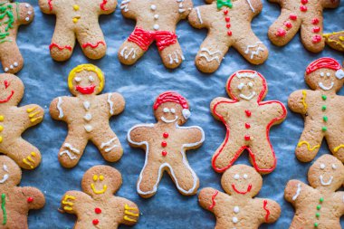 Noel zamanı için sac pişirme üzerinde renkli zencefilli kurabiye adam