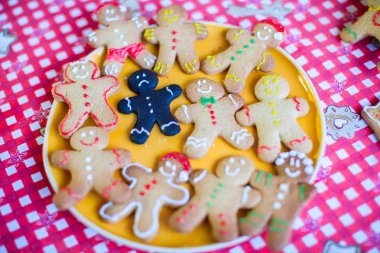 Üzgün yanmış ve hazır renkli gingerbread çerezleri