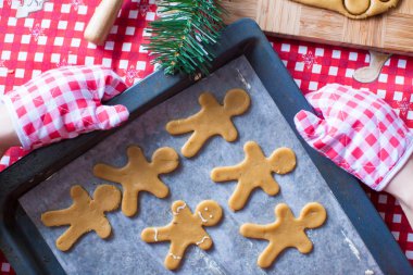 Firit fırın tepsisine Noel zamanı için erkeklerle ham gingerbread