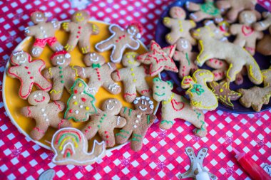 hazır bir plaka üzerinde Noel gingerbread çerezleri