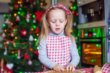 Sevimli küçük kız Noel için gingerbread çerezleri fırın