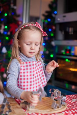 sevimli küçük kız Noel için gingerbread çerezleri fırın