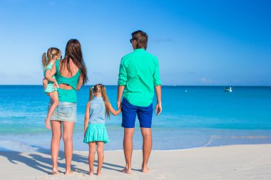 Yaz tatil iki çocuklu genç mutlu aile