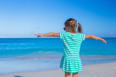 yaz tatili sırasında beyaz plaj, sevimli küçük kız