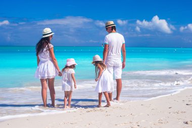 Dört plaj yaz tatili sırasında iki çocuklu aile