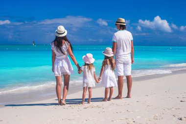 Arkadan görünüş iki çocuklu genç ailesinin Karayipler tatil